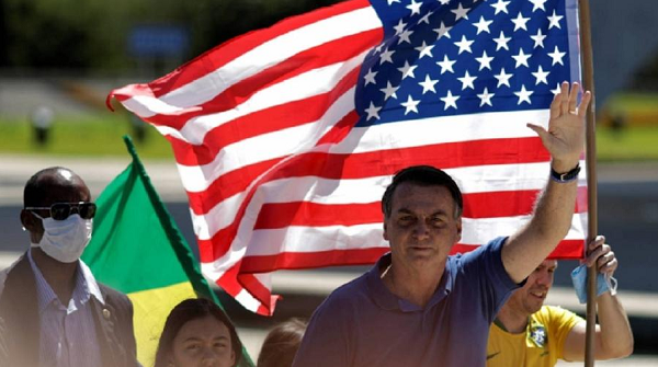 Bandeira dos EUA em manifestação em favor de Bolsonaro em 3 demaio de 2020 (Foto: Ueslei Marcelino | Reuters)