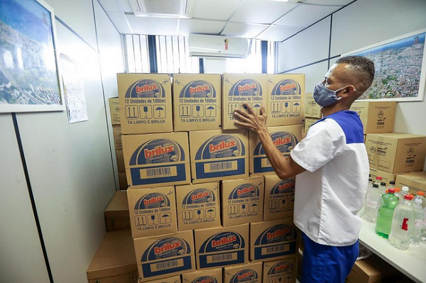 Doação de 3.600 litros de água sanitária (Foto: Divulgação)