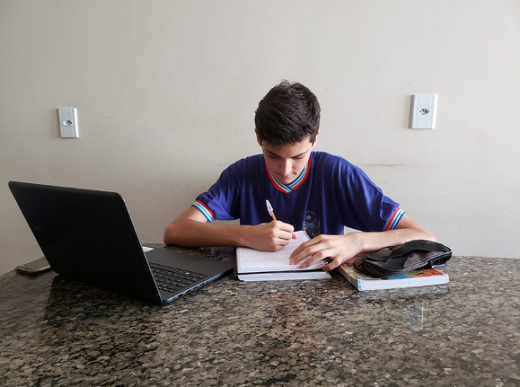 A ação pedagógica busca auxiliar os estudantes na preparação para o Exame Nacional do Ensino Médio (ENEM) 2020 (Foto: Reprodução)