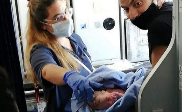 Médico que estava no avião conseguiu realizar o parto sem maiores dificuldades (Foto: Reprodução)