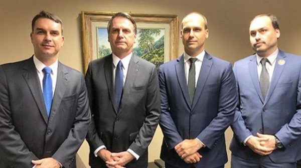 Presidente Jair Bolsonaro e seus três filhos mais velhos (Foto: Reprodução)