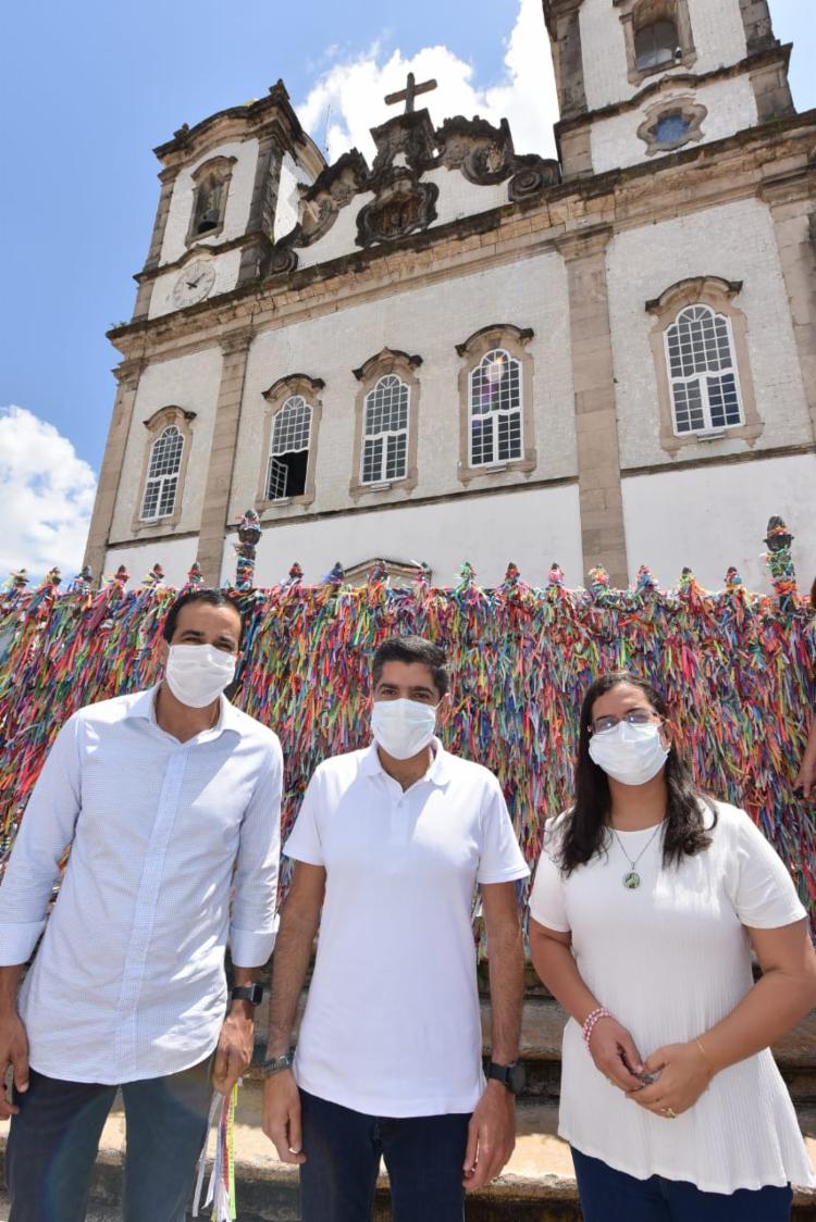 Bruno Reis (DEM) compareceu na igreja junto do prefeito ACM Neto e da candidata a vice Ana Paula Matos (PDT) - Foto: Reprodução