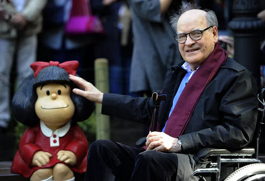 O cartunista Joaquin Salvador Lavado, também conhecido como Quino, posa ao lado de uma escultura de sua personagem Mafalda, em Oviedo, na Espanha. Foto de outubro de 2014 (Foto: Miguel Riopa | AFP | Arquivo)