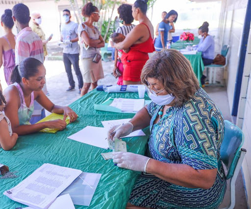 Muita gente acabou perdendo o emprego e recorreu a auxílios governamentais. Porém, ser contemplado não foi uma tarefa fácil. Foto: Reprodução