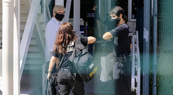 Policiais federais e agentes da força-tarefa previdenciária cumpriram cinco mandados de busca e apreensão (Foto: Marina Silva | Correio)