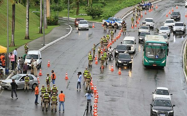 Ao longo do feriado prolongado, 123.548 pessoas foram abordadas e 133.498 veículos, fiscalizados (Foto: Mauro Akin Nassor | Arquivo CORREIO)
