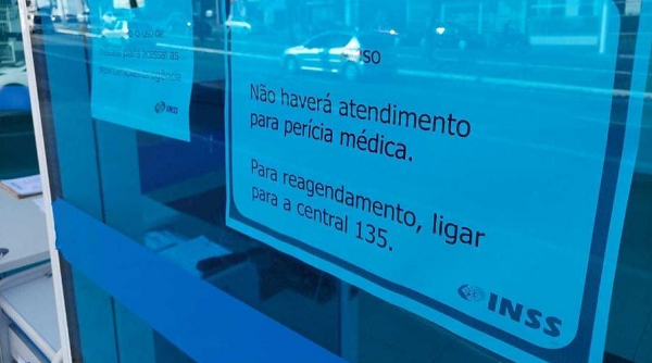 Aviso de que não haverá perícia, exposto na fachada de agência do INSS em São Paulo nesta quinta (17) (Foto: Fabio Munhoz | Folhapress)