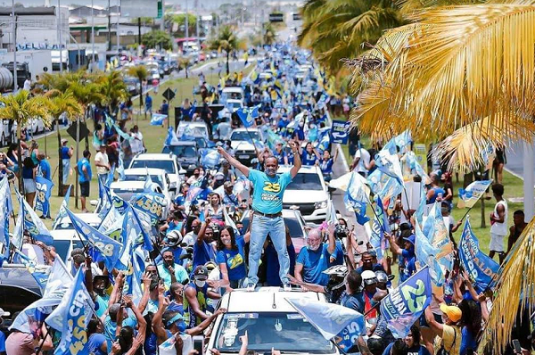 Recém-saído da convalescença por Covid 19, ou ainda convalescente, contaminado que foi recentemente pelo vírus, a imprudência se personificou na pessoa do prefeito de Camaçari, durante carreata neste domingo (25/10) (Foto: Reprodução | Rede Social)