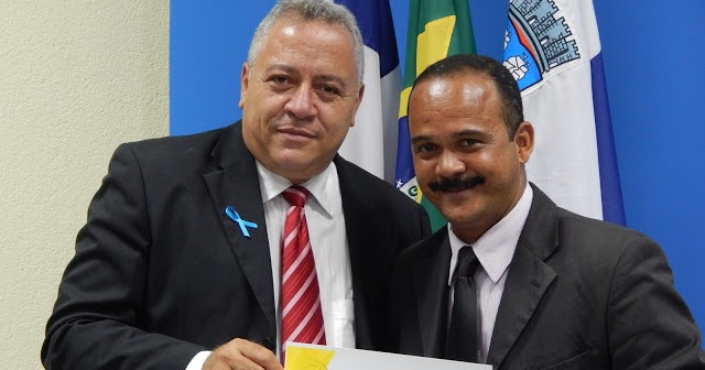 A expressão facial do prefeito (como um menino feliz por ter se encontrado com o tio mais querido) ao lado do vereador Jorge Curvelo grita o encanto que sente e a preferência do gestor pelo vereador - Foto: Reprodução