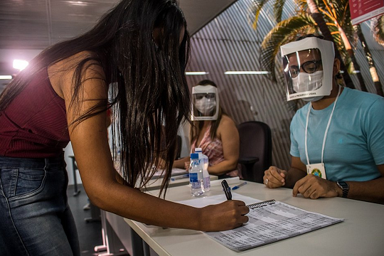A recomendação é para o eleitor levar a própria caneta para evitar contato (Foto: Nara Gentil | Correio)