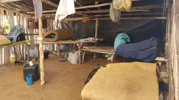 Um dos alojamentos onde os trabalhadores, em condições análogas à escravidão, dormiam no centro-norte da Bahia (Foto: Divulgação | Subsecretaria de Inspeção do Trabalho)