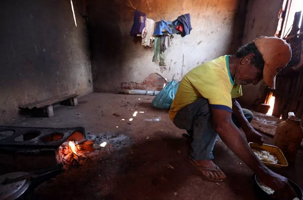 Trabalhador idoso achado em condições análogas à escravidão em produção de sisal na Bahia (Foto: Divulgação | Subsecretaria de Inspeção do Trabalho) 