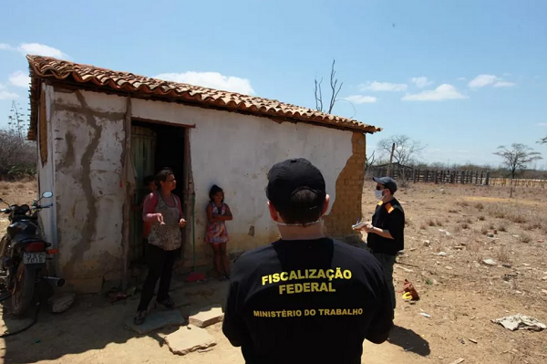 Mais de 30 trabalhadores são achados em condições análogas à escravidão em produção de sisal na Bahia (Foto: Divulgação | Subsecretaria de Inspeção do Trabalho)