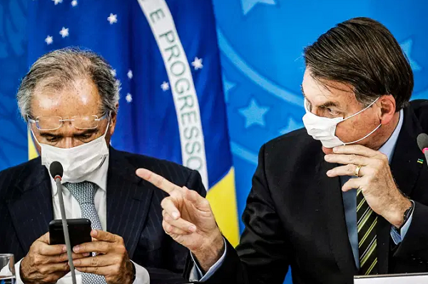 Guedes e Bolsonaro: criação de uma renda mínima para 2021 é colocada como o único grande projeto do governo a ser aprovado ainda neste ano (Foto: Adriano Machado | Reuters)