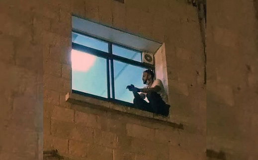 Jihad visitou a mãe pela janela do quarto do hospital todos os dias até a data da morte dela (Foto: Reprodução)