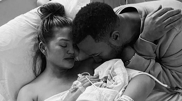 Modelo Chrissy Teigen, 34 anos, publicou fotos chorando ao lado do marido, com o bebê natimorto no colo (Foto: Reprodução)