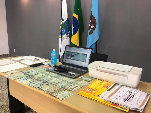 Quadrilha falsificava RGs para sacar FGTS e PIS de trabalhadores (Foto: Reprodução)