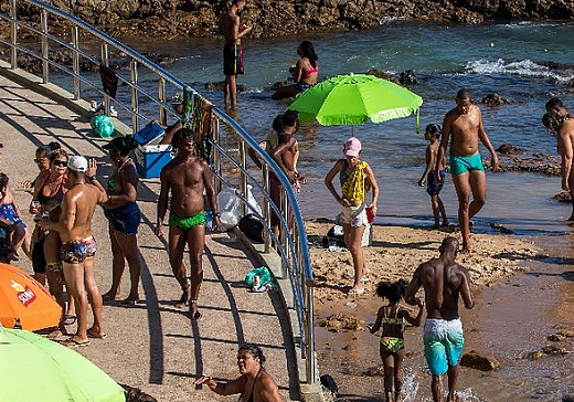Banhistas sem máscaras na praia de Ondina (Foto: Nara Gentil | Arquivo Correio)