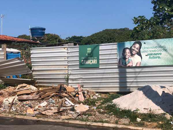 Terreno chegou a receber tapume de metal e placas da administração municipal (Foto: Redação CFF)