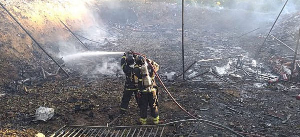 Bombeiros utilizaram 40 mil litros de água para apagar o incêndio (Foto: Ascom | Corpo de Bombeiros)