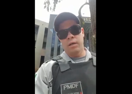 Policial Militar, no exercício da função, relatando supostas irregularidades do processo de abertura das urnas no Distrito Federal (DF), em 2018 (Foto: Print | Vídeo)