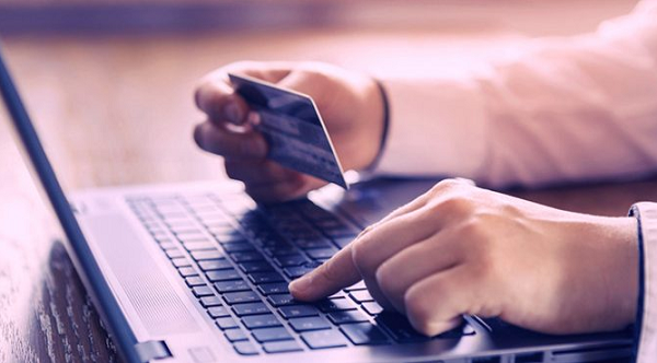 Atualização de dados bancários, produtos grátis e compras com preços baratos demais são exemplos comuns de golpes digitais (Foto: Reprodução)