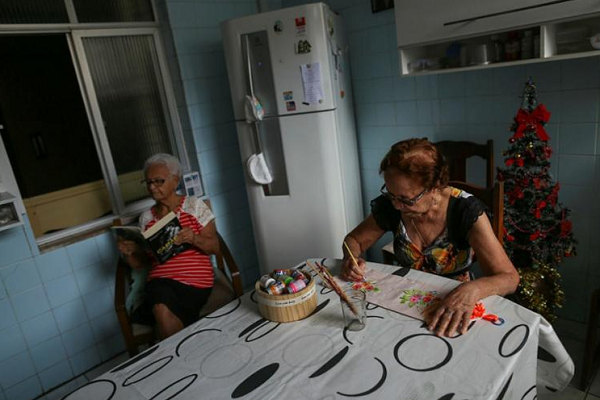 Irmãs Nilza Maciel, de 92 anos, e Zilda Maciel, de 89 anos, superaram as expectativas da pesquisa (Foto: Raphael | Muller)