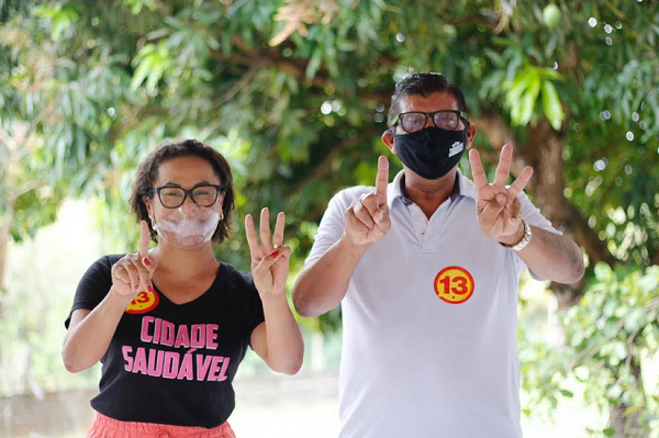 Rinaldo Batista, empresário, mais conhecido como 'Rinaldo Chaveiro' ao lado da candidata a prefeita de Camaçari, Ivoneide Caetano (PT) (Foto: Reprodução)