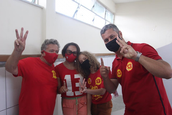 Candidata a prefeita Ivoneide Caetano, acompanhada do candidato vice-prefeito Fábio Lima (PP), do ex prefeito Caetano e da filha Maria Fernanda (Foto: Reprodução)