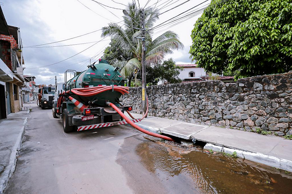 Depois de dezenas de família prejudicadas, prefeitura executa o trabalho que poderia ter evitado tamanho desgaste (Foto: Tiago Pacheco)