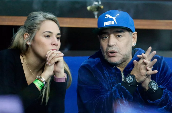Maradona ao lado da sua companheira, Rocio Oliva, durante jogo da Copa Davis (Foto: Darko Bandic | AP)