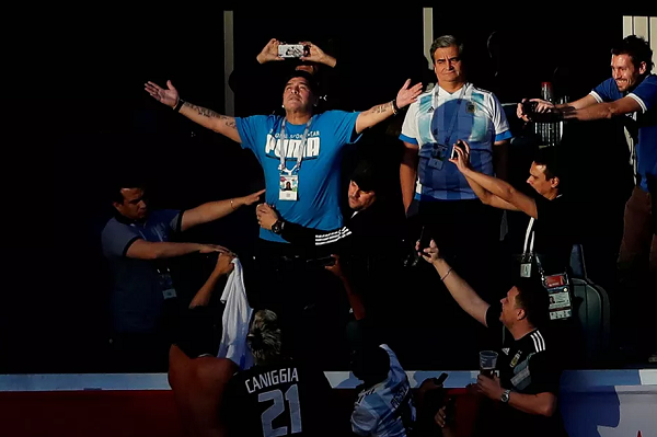 Diego Armando Maradona, ícone do futebol argentino, antes do início da partida entre Argentina e Nigéria na primeira fase da Copa do Mundo de 2018, na Rússia (Foto: Lee Smith | Reuters)