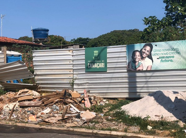 Apesar da ordem de serviço assinada há mais de dois anos, o projeto não saiu do papel. Terreno chegou a receber tapume de metal e placas da administração municipal (Foto: Cedida | Leitor)