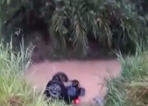 Veículo desceu uma ribanceira e caiu em um córrego (Foto: Reprodução)