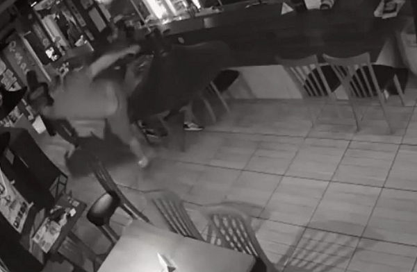 Ele a a mulher receberam socos e pontapés (Foto: Reprodução)