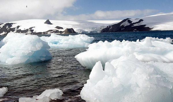 A estação de pesquisa de ocupação permanente fica perto da ponta de uma península do extremo norte da Antártica com vista para uma baía repleta de icebergs (Foto: Arquivo | Ana Nascimento | Agência Brasil)