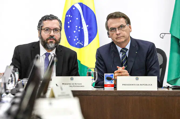 Bolsonaro e Ernesto Araújo durante videoconferência dos líderes do G20 (Foto: Marcos Corrêa | PR | Flickr)