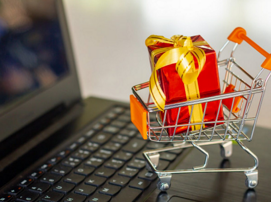 Quem optar em fazer compras pela internet como forma de fugir das aglomerações em shoppings e feiras também deve ter alguns cuidados para evitar problemas com os presentes (Foto: Reprodução)