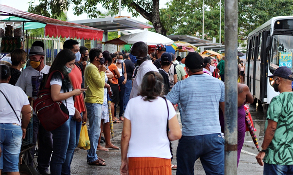 Concentração de pessoas no ponto de ônibus, localizado no Centro Comercial de Camaçari (Foto: Reprodução | Patick Abreu | Destaque1)