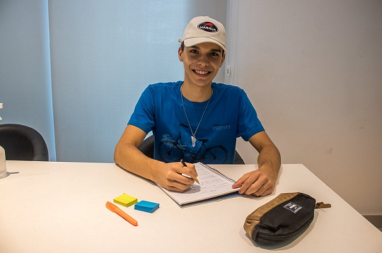 O estudante João Pedro Forte, 16 anos, medita diariamente há dois anos e garante que a prática afasta o nervosismo e a ansiedade (Foto: Nara Gentil | Correio)