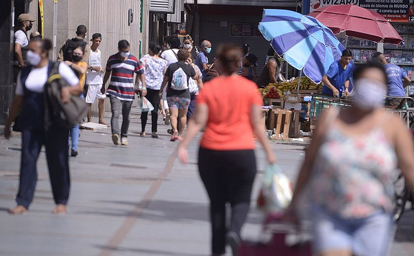 Término do auxílio está previsto, mesmo com o aumento no número de casos de Covid-19 no país (Foto: Reprodução)