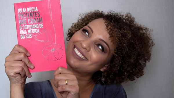 'Pacientes que curam - o cotidiano de uma médica do SUS', primeiro livro lançado por Júlia (Foto: Átila Souza | Divulgação)