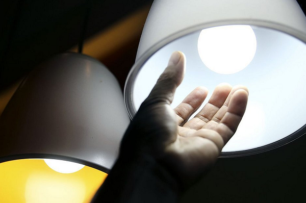 O sistema de bandeiras é utilizado para gerir o valor cobrado aos consumidores a partir das condições de geração de energia (Foto: Reprodução)