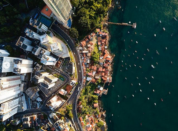 Gamboa, em Salvador, é um  retrato da desigualdade social no Brasil (Foto: Reprodução | Instagram | Johnny Miller Photography)