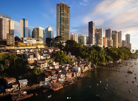 Gamboa, pequena vila de pescadores situada entre os arranha-céus de Salvador (Foto: Reprodução | Instagram | Johnny Miller Photograph)