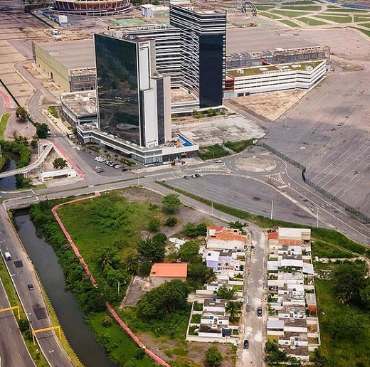 Vila Autódromo ao lado do Parque Olímpico no Rio de Janeiro (Foto: Reprodução | Instagram | Johnny Miller Photography)