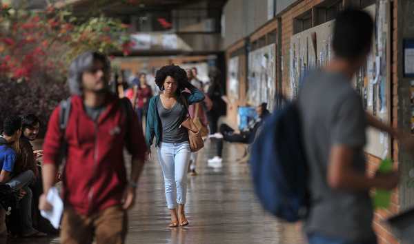 Programa do governo federal tem o objetivo de facilitar o acesso ao crédito para financiamento de cursos de ensino superior oferecidos por instituições privadas aderentes ao programa (Foto: Reprodução)