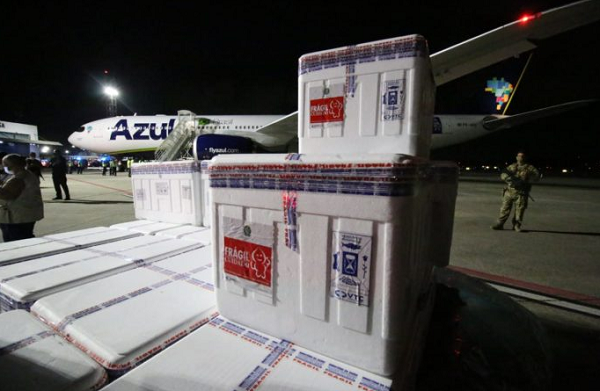 Os primeiros lotes destinados aos grupos prioritários foram descarregados na noite desta segunda-feira, 19, no Aeroporto de Salvador (Foto: Alberto Maraux | Gov-BA)