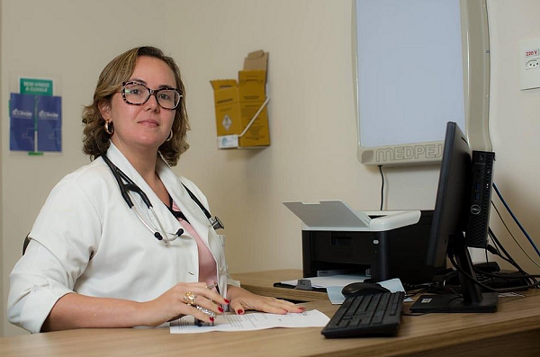 Dra. Larissa afirma que se estiver no grupo de placebo da pesquisa de Oxford, tomará a primeira vacina aprovada pela Anvisa que for disponibilizada (Foto: Acervo Pessoal)