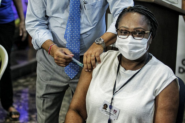 Enfermeira Maria Angélica de Carvalho Sobrinho, de 53 anos, acometida pela covid três dias antes de receber a segunda dose do imunizante (Foto: Arisson Marinho | Arquivo CORREIO)